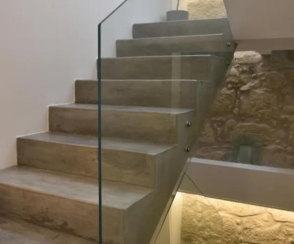 Sunny Penthouse Whith Balcony 9min Walk Main Station Apartamento