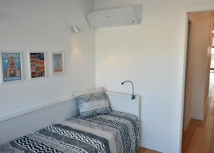 Sunny Penthouse Whith Balcony 9min Walk Main Station Apartamento Oporto