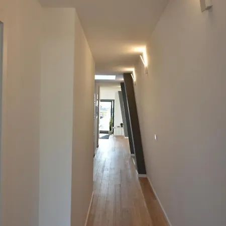 公寓 Sunny Penthouse Whith Balcony 9min Walk Main Station 波尔图