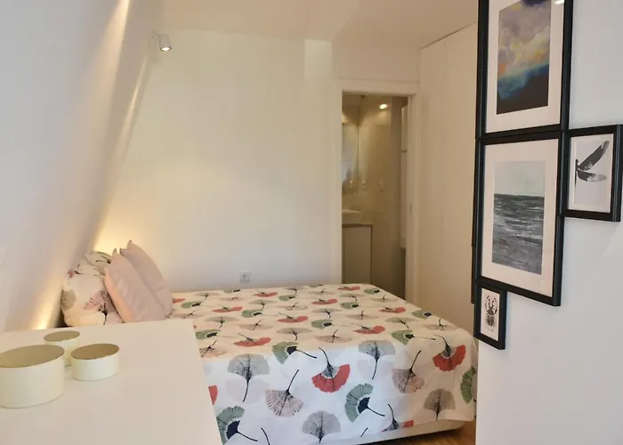 Sunny Penthouse Whith Balcony 9min Walk Main Station Apartament Porto