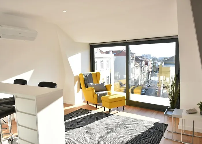 Sunny Penthouse Whith Balcony 9min Walk Main Station Apartamento Porto