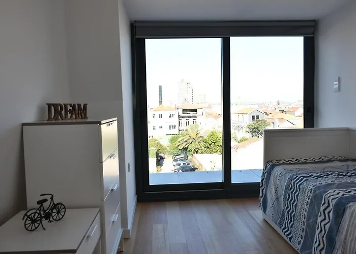 Lejlighed Sunny Penthouse Whith Balcony 9min Walk Main Station Porto