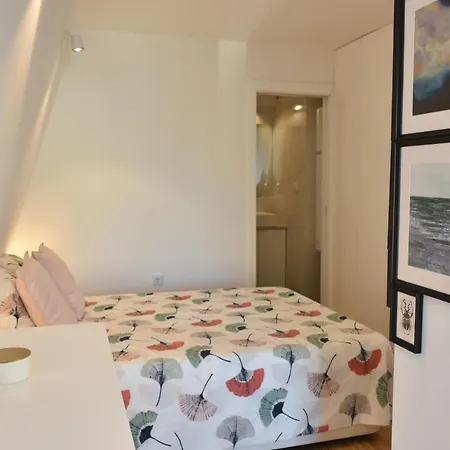 Sunny Penthouse Whith Balcony 9min Walk Main Station 公寓 波尔图