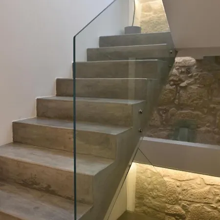Sunny Penthouse Whith Balcony 9min Walk Main Station Apartamento