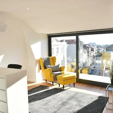 Sunny Penthouse Whith Balcony 9min Walk Main Station Apartamento Porto