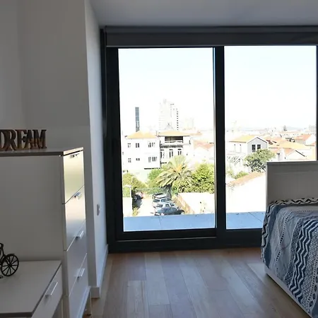 Lägenhet Sunny Penthouse Whith Balcony 9min Walk Main Station Oporto