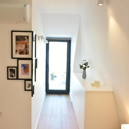 Apartman Sunny Penthouse Whith Balcony 9min Walk Main Station *