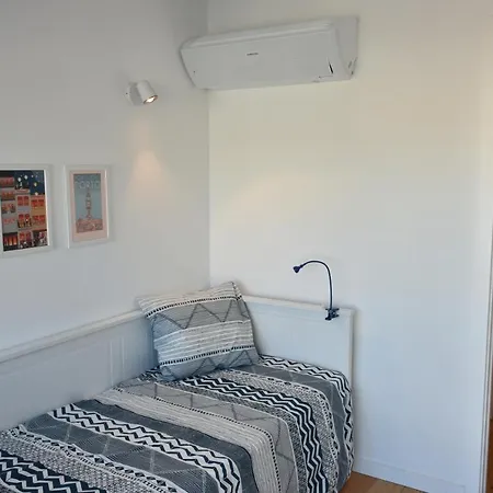 Sunny Penthouse Whith Balcony 9min Walk Main Station דירה פורטו